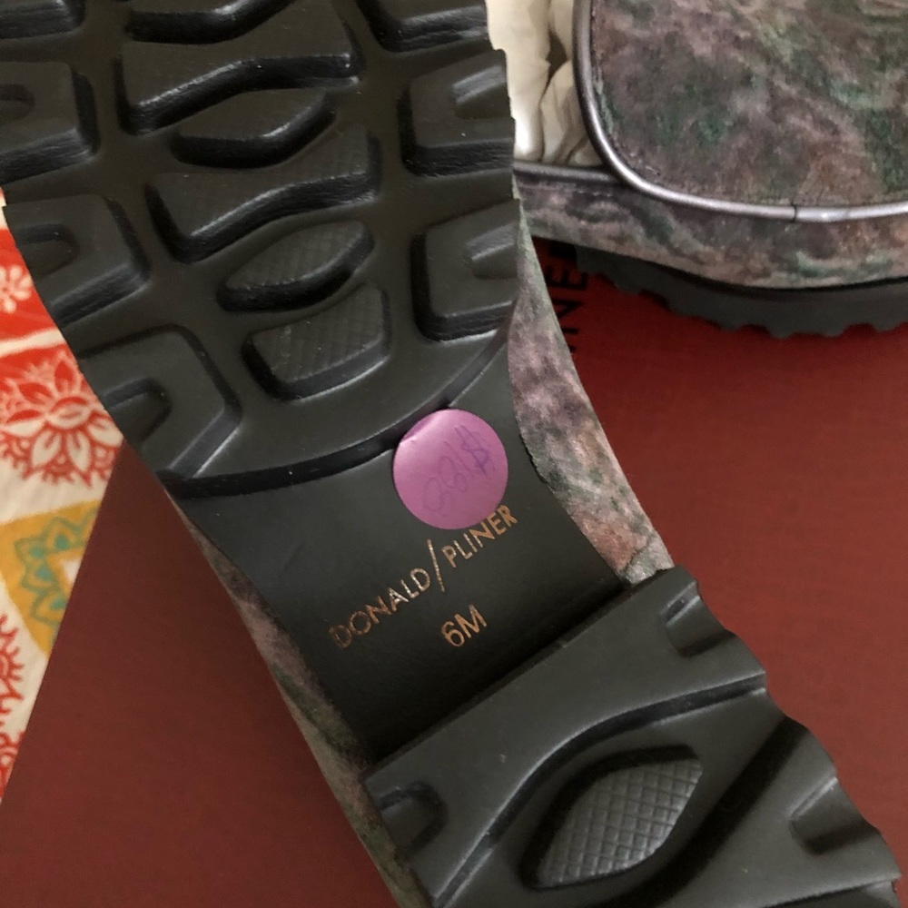 Donald Pliner Embossed Velvet shoe - Picture 3 of 4